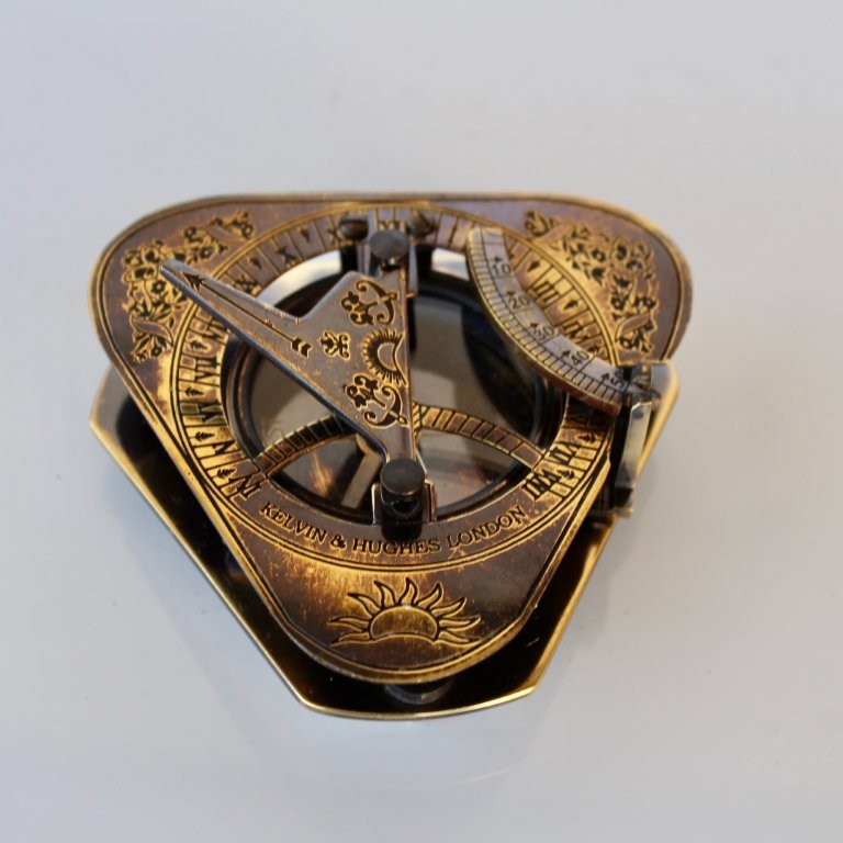 ANTIQUE BRASS SUN DIAL COMPASS  6X8CM